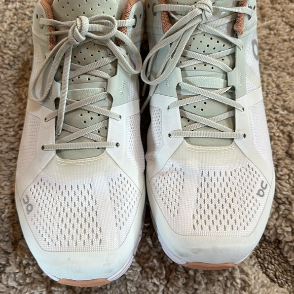 On Cloudflow Women’s Running Shoe In Aloe/White size 10.5 worn inside once - Picture 9 of 16